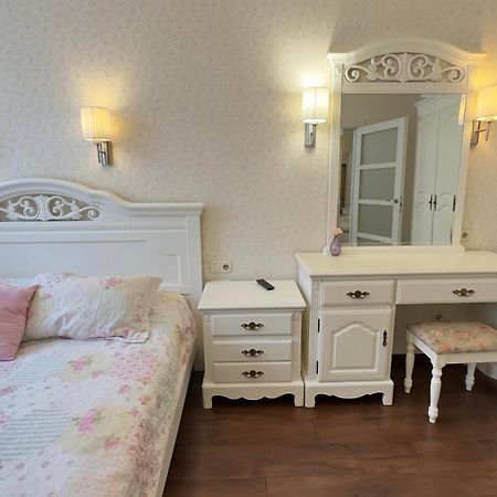 Apartment In The Centre Of City Dnipro Exteriör bild