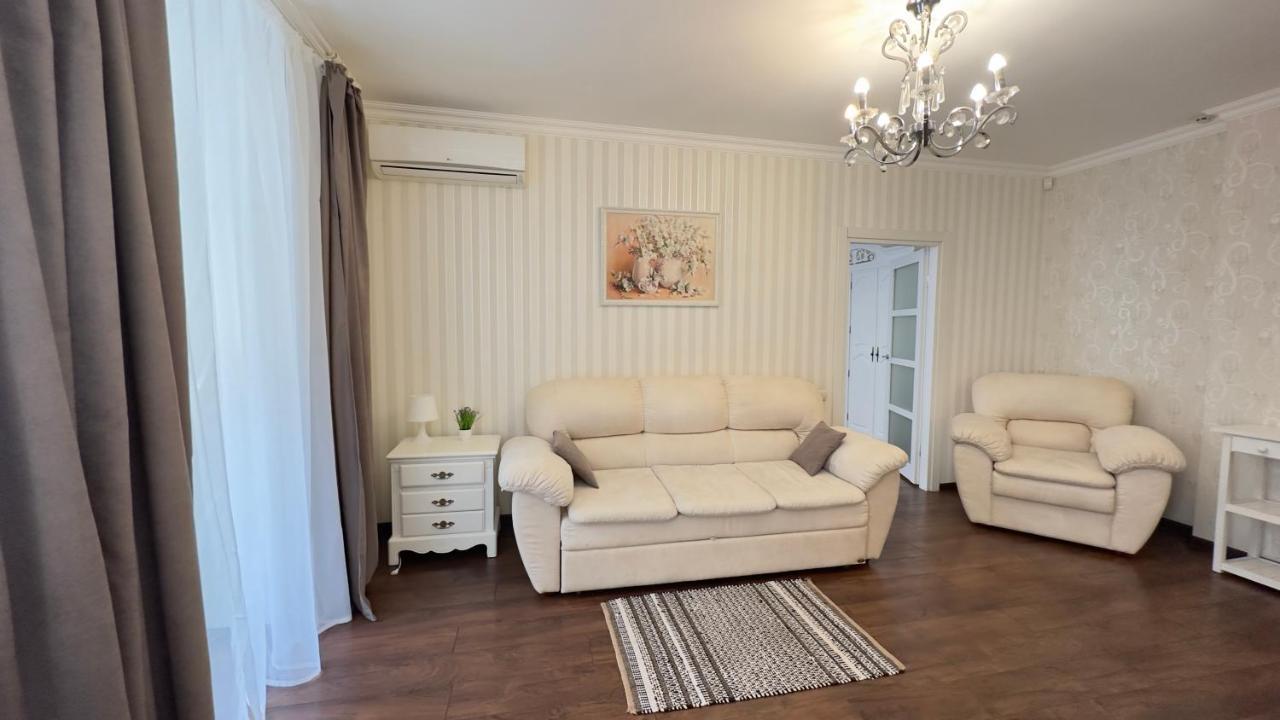 Apartment In The Centre Of City Dnipro Exteriör bild
