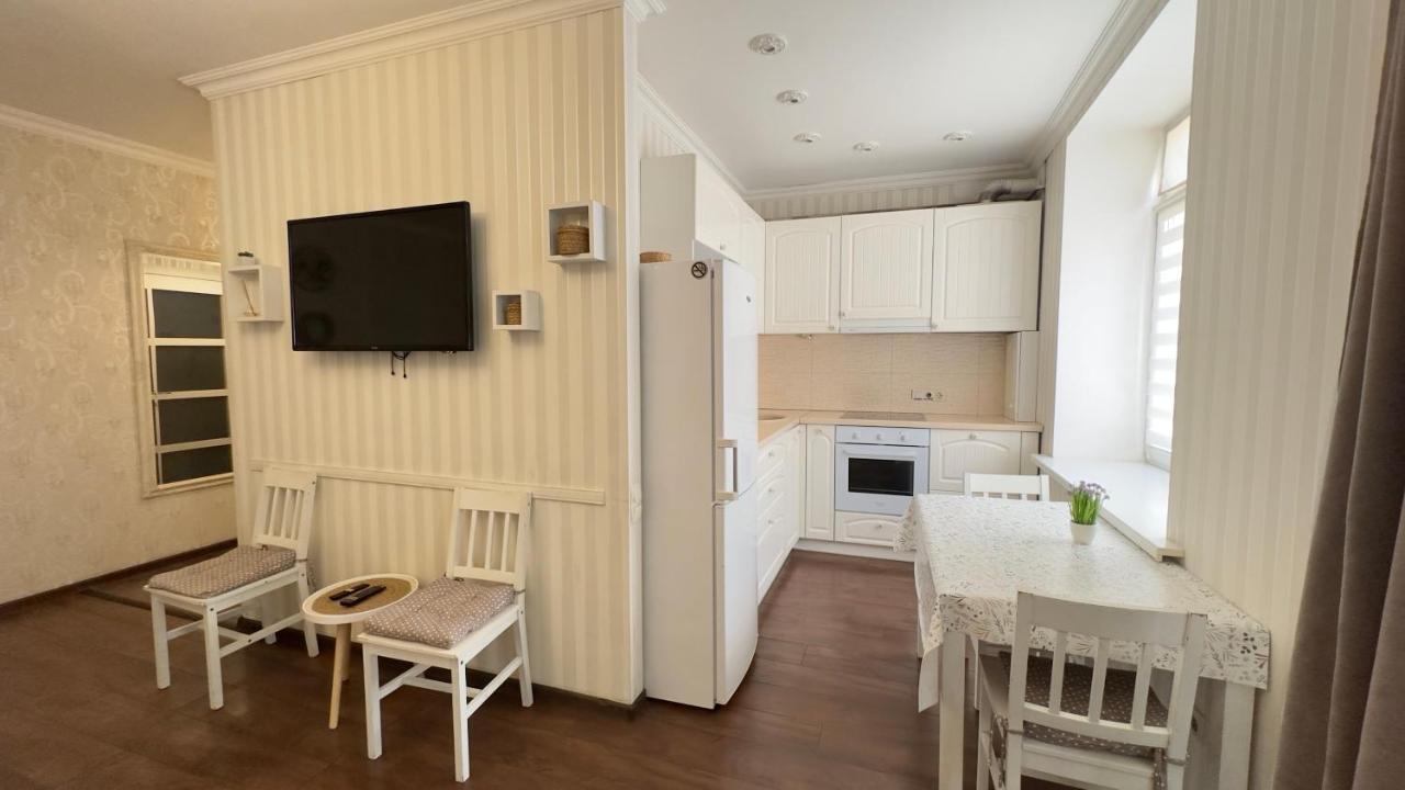 Apartment In The Centre Of City Dnipro Exteriör bild